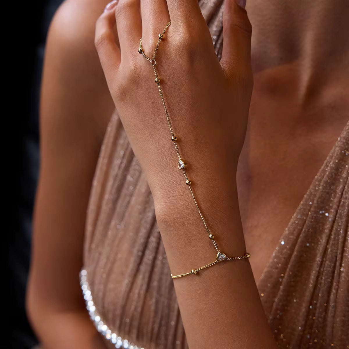 Lovara hand chain